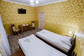 Отель Гостинний Двір Bar Двухместный номер с 2 отдельными кроватями и душем-3