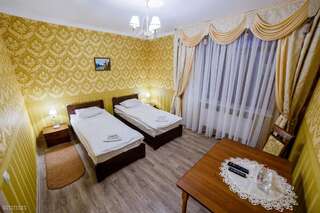 Отель Гостинний Двір Bar Двухместный номер с 2 отдельными кроватями и душем-4